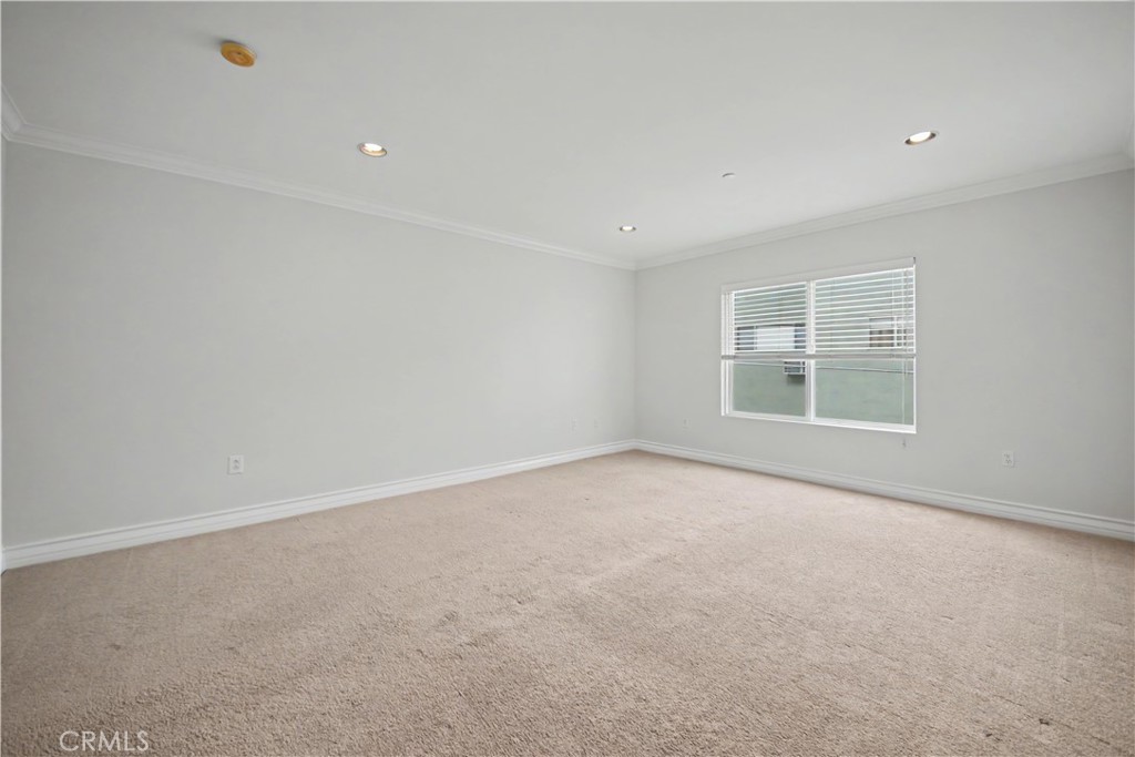 1878 Greenfield Avenue 204