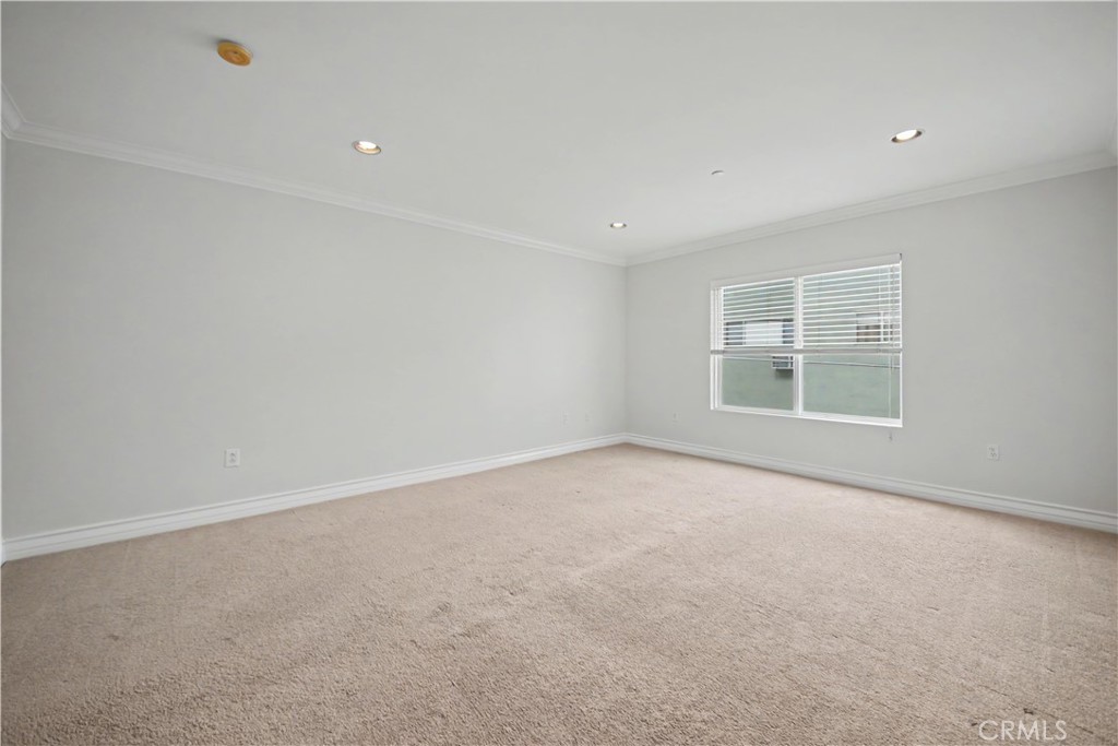 1878 Greenfield Avenue 204