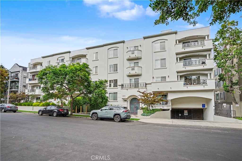 1878 Greenfield Avenue 204