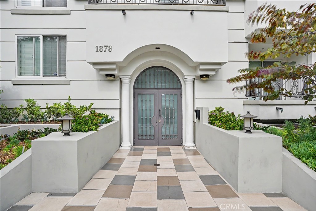 1878 Greenfield Avenue 204