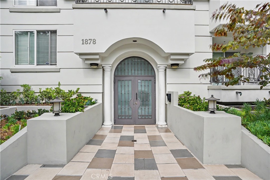 1878 Greenfield Avenue 204