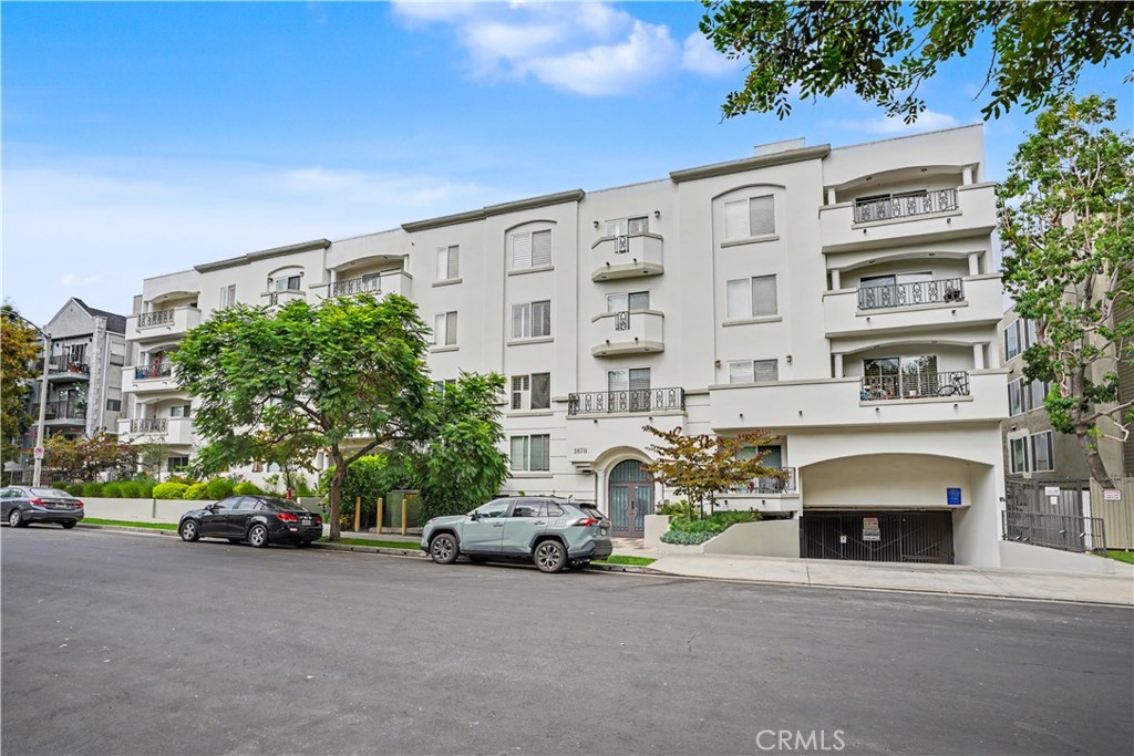 1878 Greenfield Avenue 204