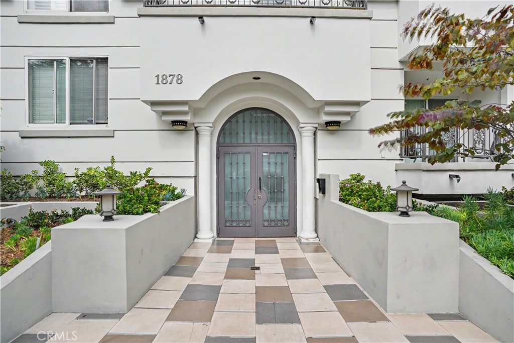 1878 Greenfield Avenue 204