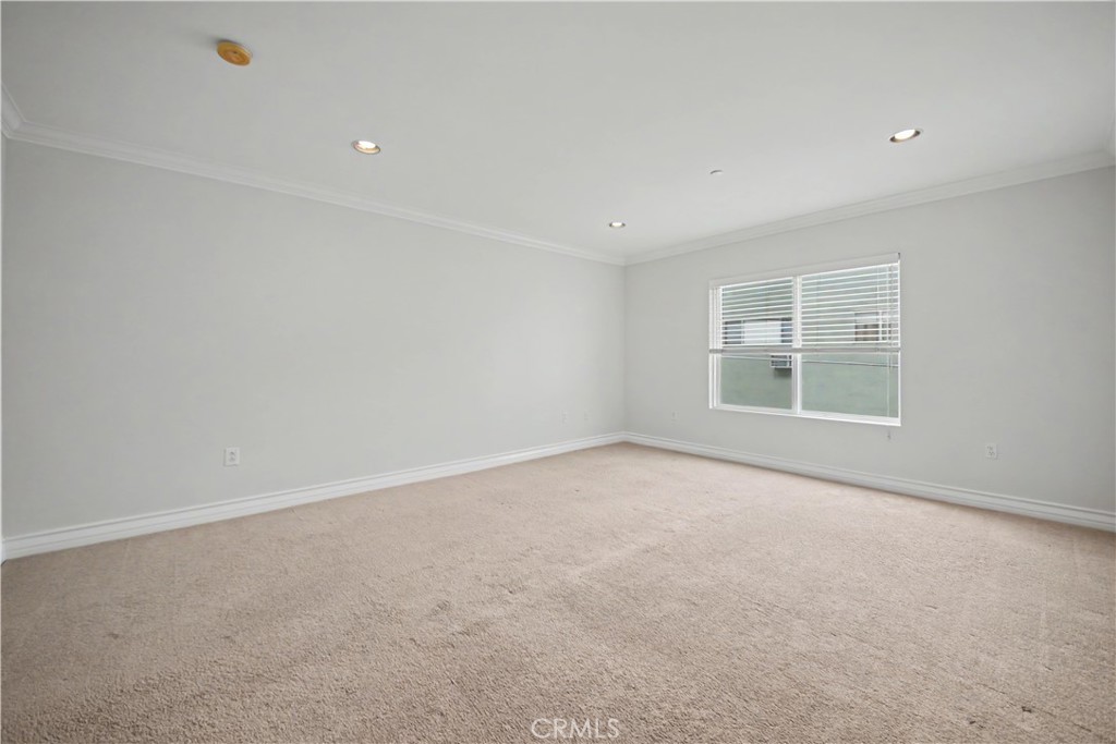 1878 Greenfield Avenue 204