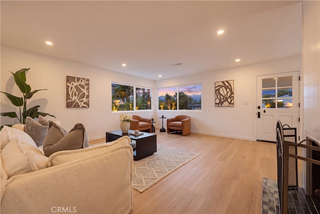 103 W Avenida Santiago