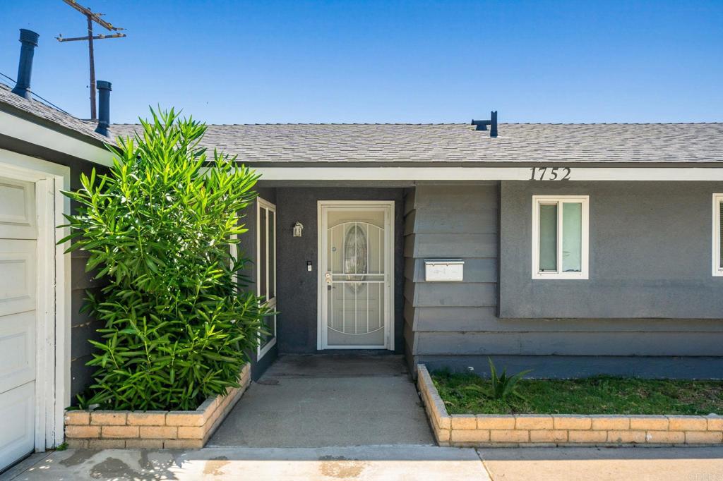 1752 N Corona Avenue