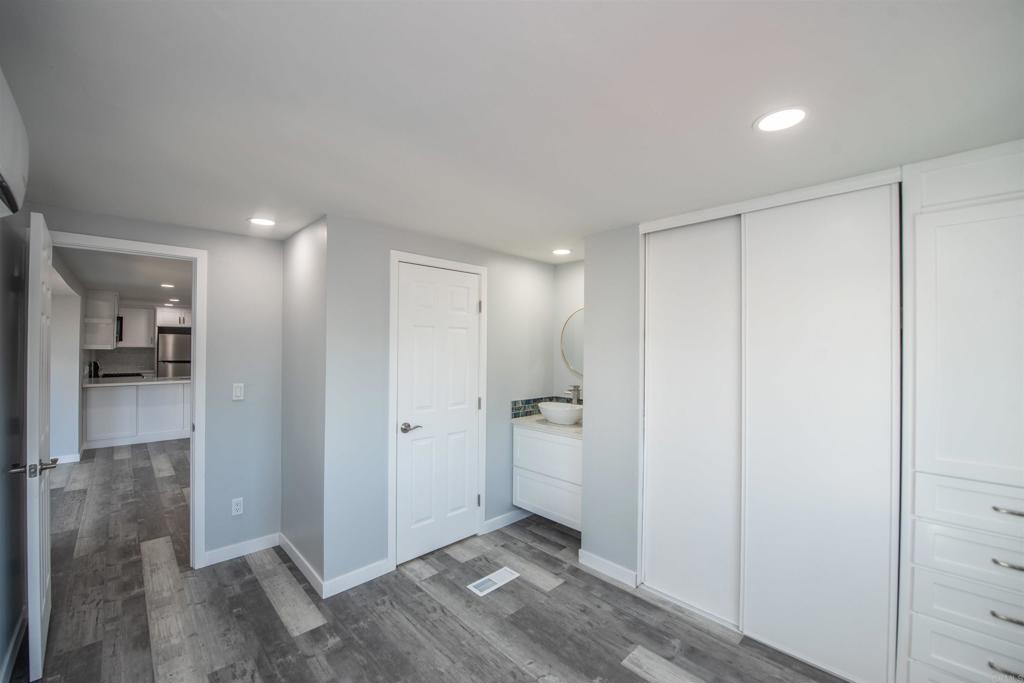 255 E Bradley Ave 11