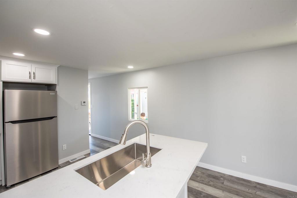 255 E Bradley Ave 11