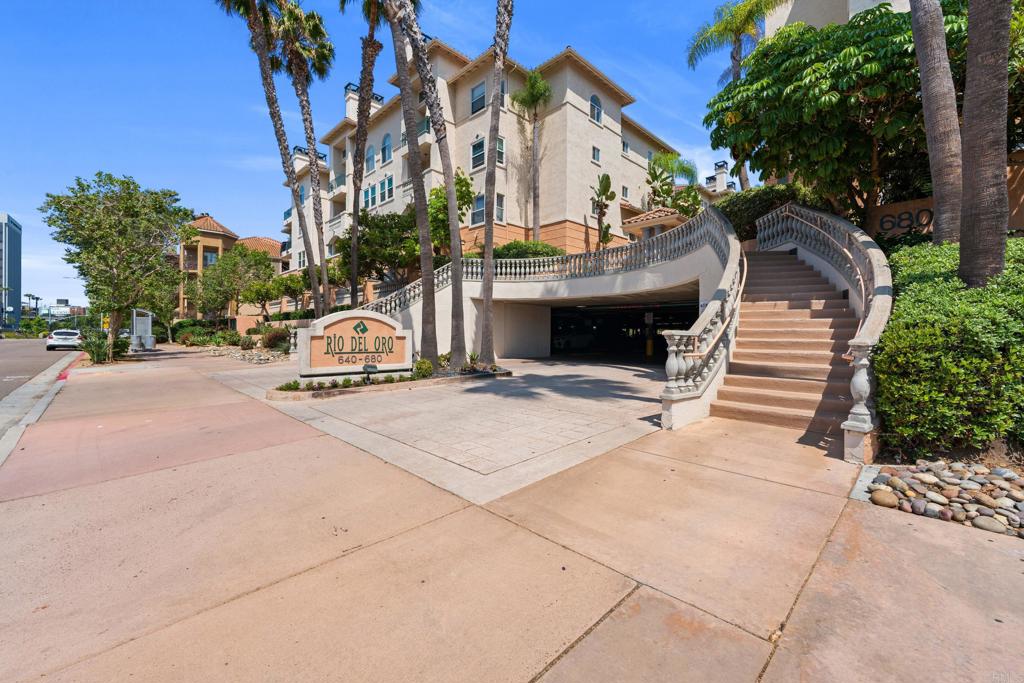 680 Camino De La Reina
