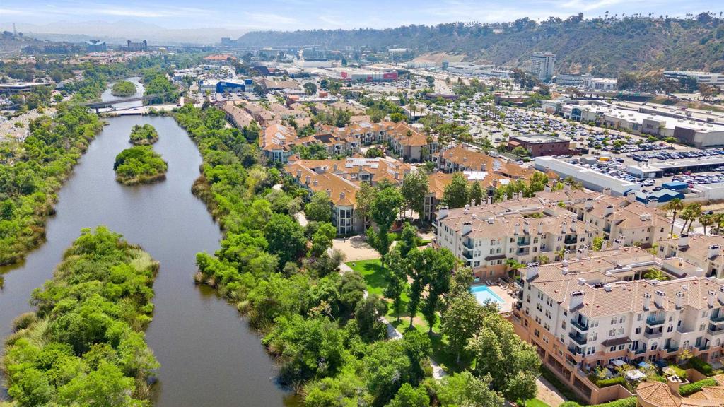 680 Camino De La Reina
