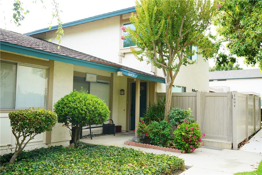 1695 E Avenida De Las Flores