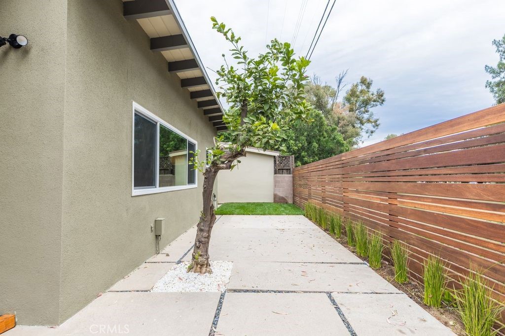 5724 Wish Avenue