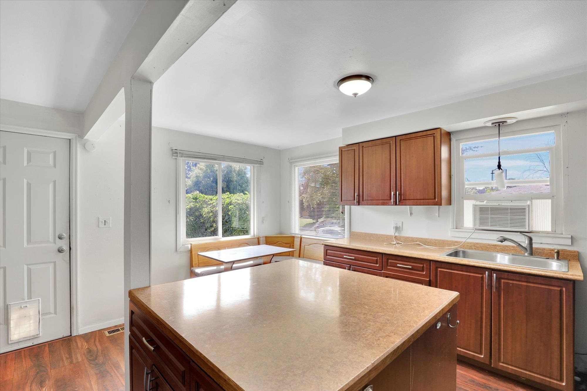 1503 E Everett Ave