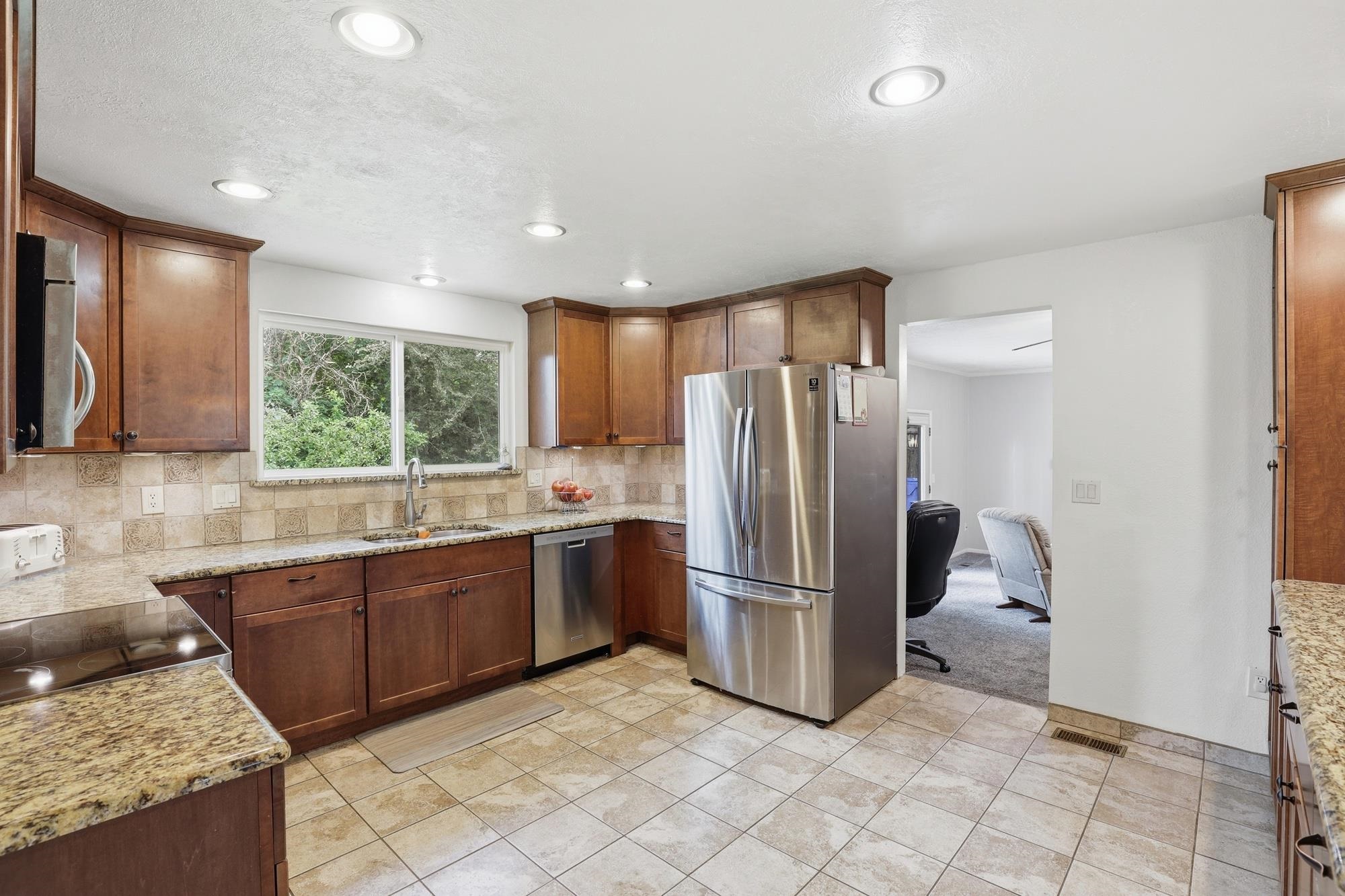 407 E Carriage Ct