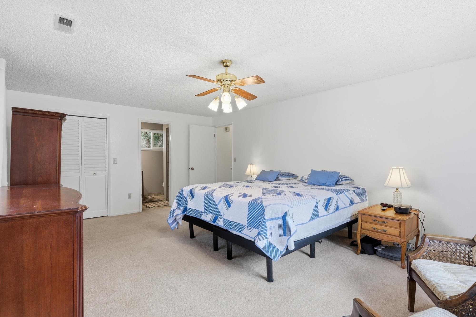 407 E Carriage Ct