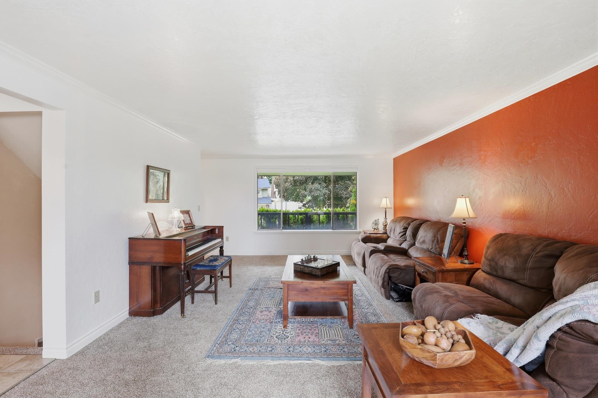 407 E Carriage Ct