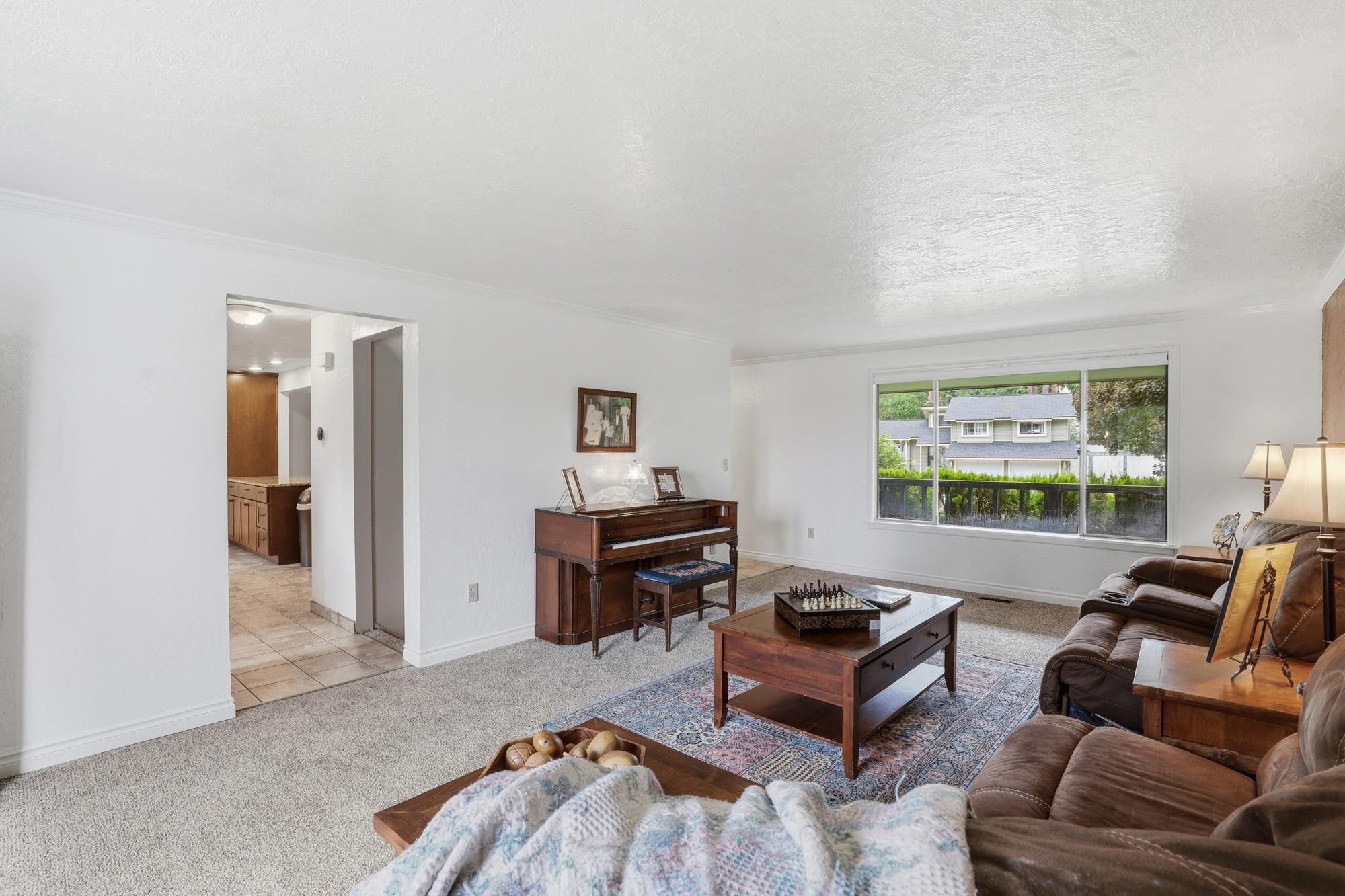 407 E Carriage Ct