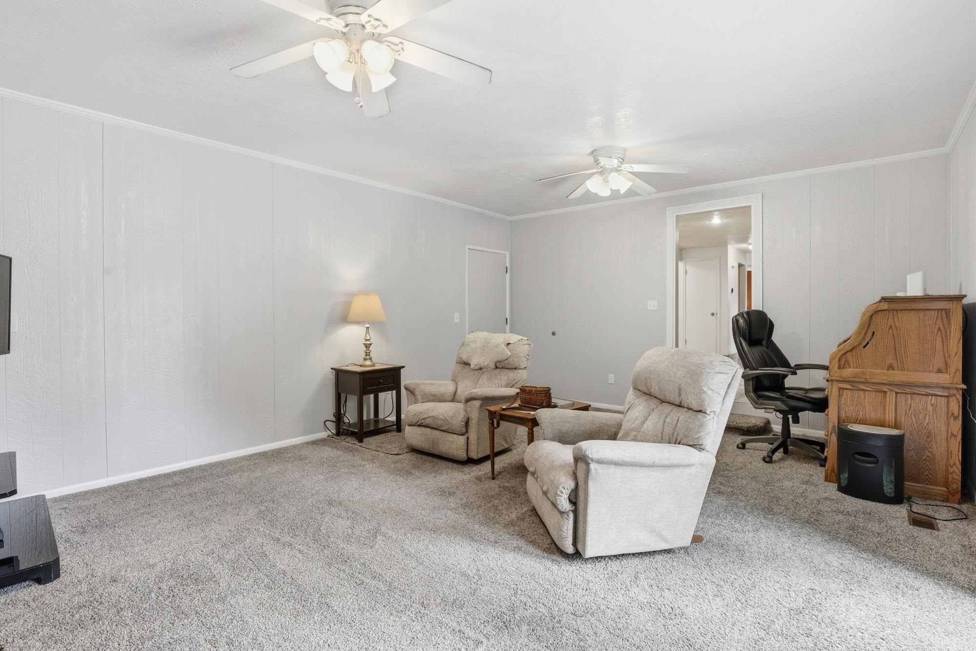 407 E Carriage Ct