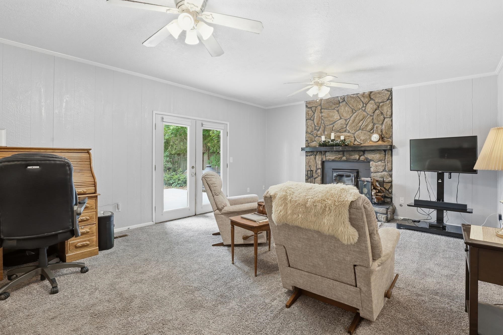 407 E Carriage Ct