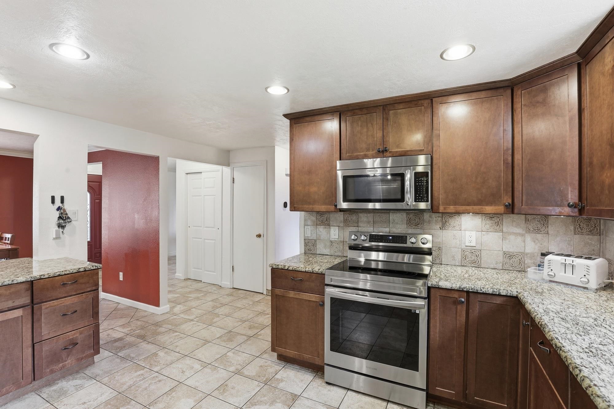 407 E Carriage Ct