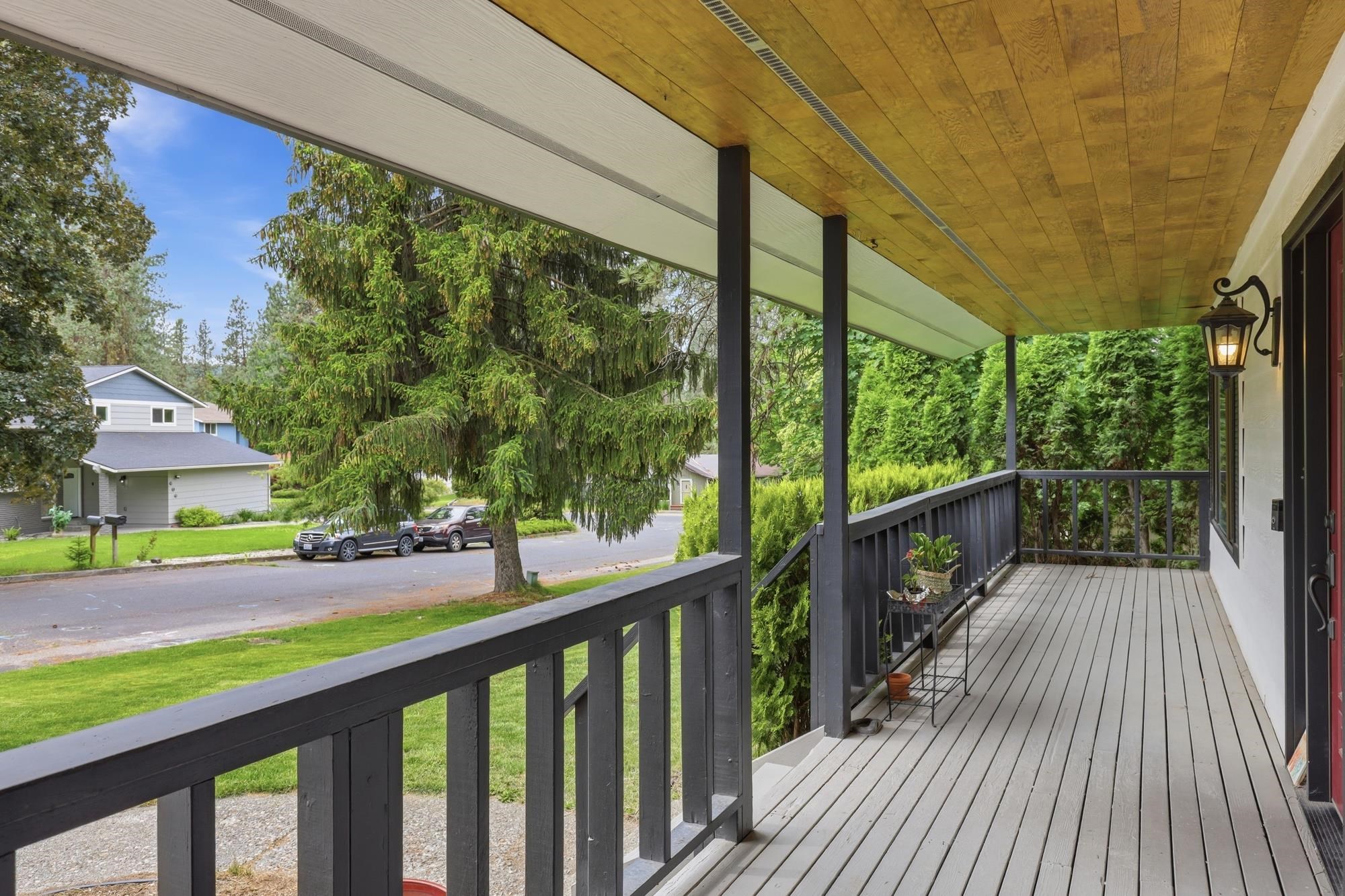 407 E Carriage Ct