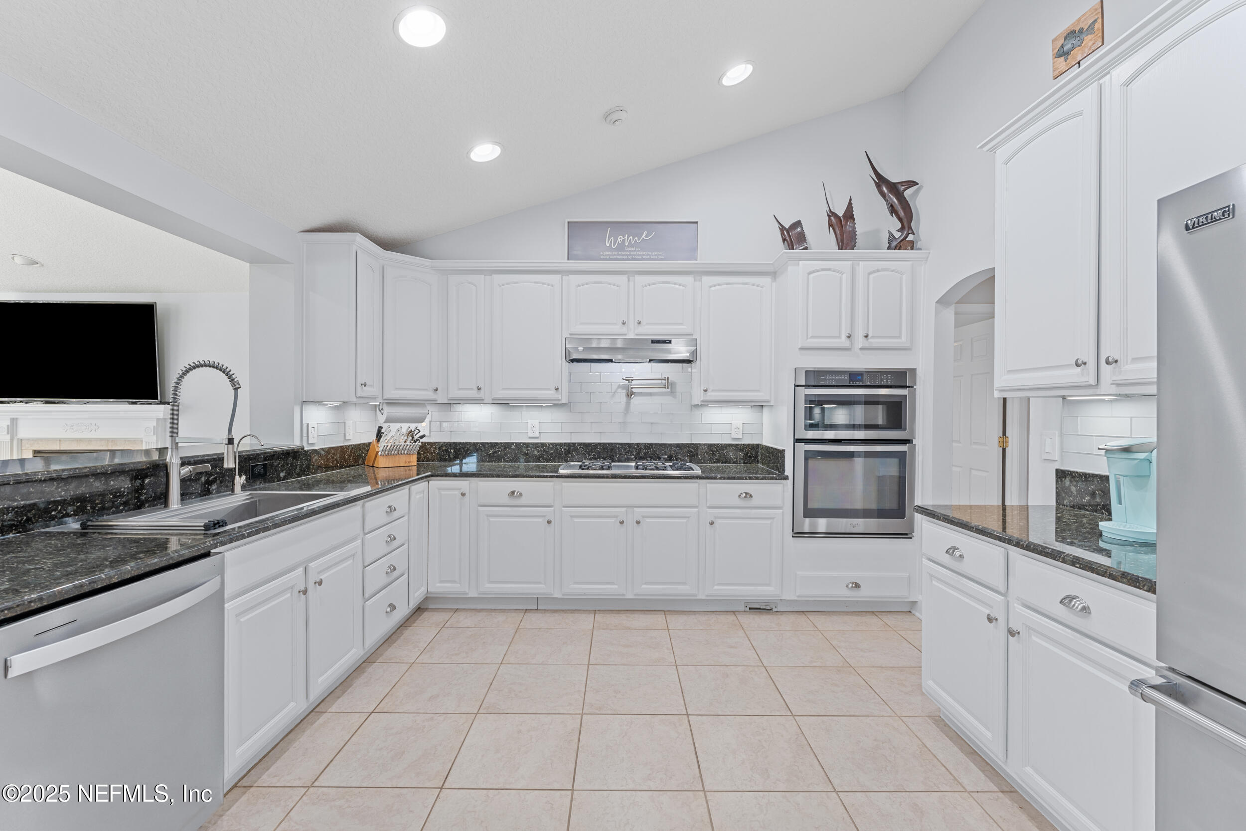 6102 HECKSCHER Drive