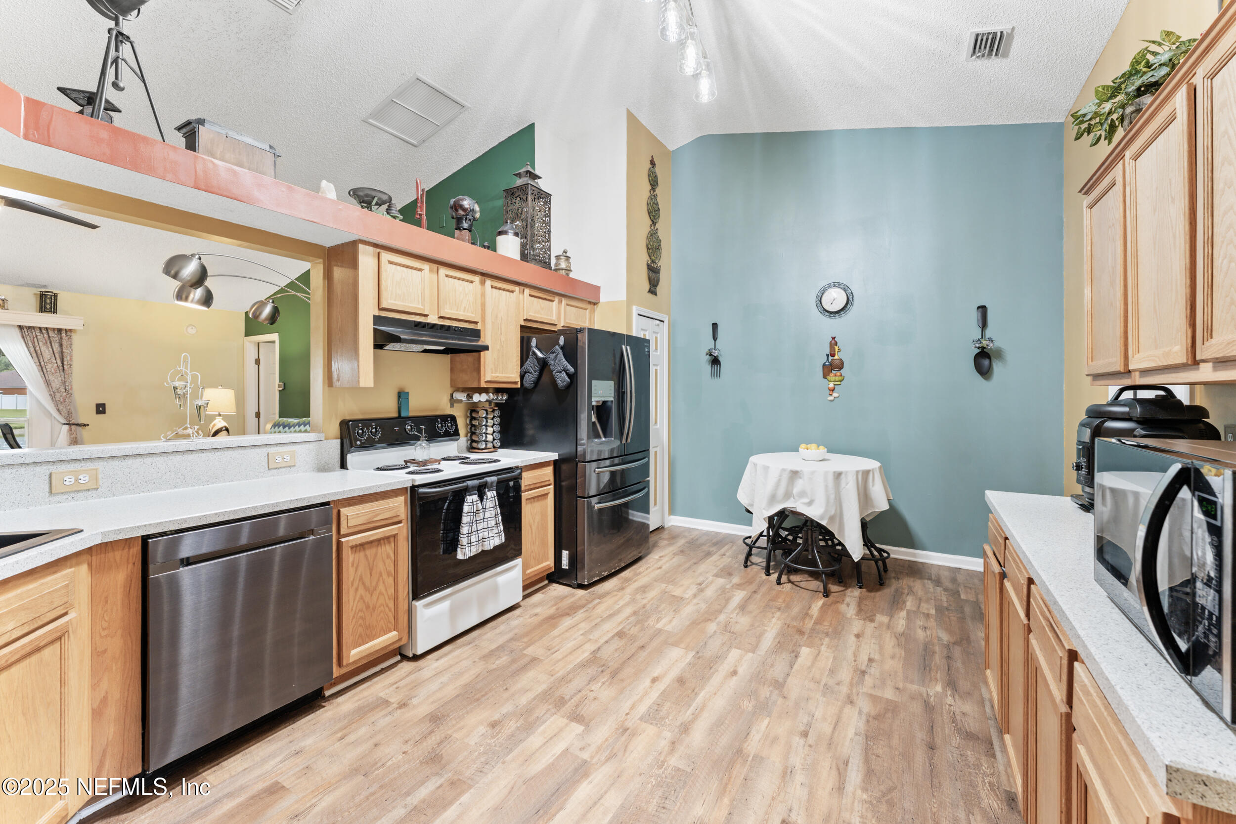 8730 STAR LEAF Road N