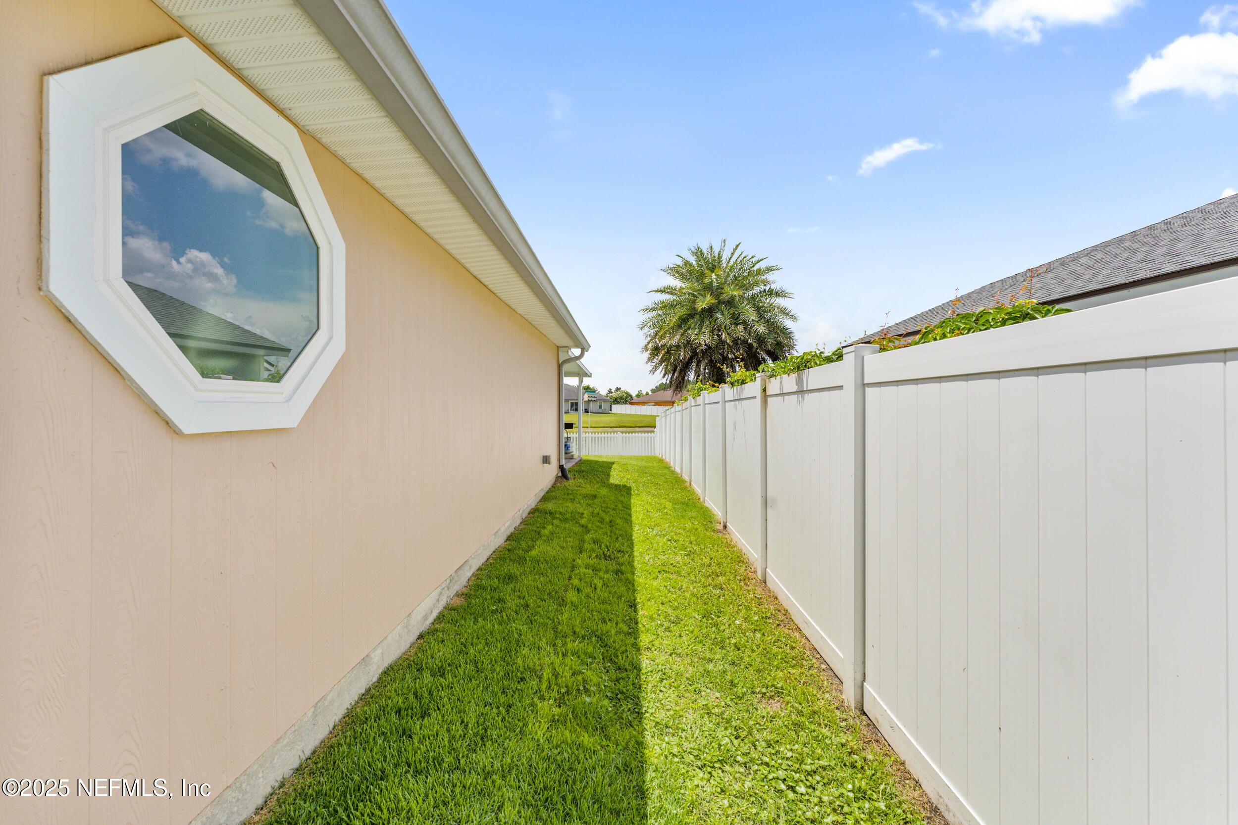 8730 STAR LEAF Road N