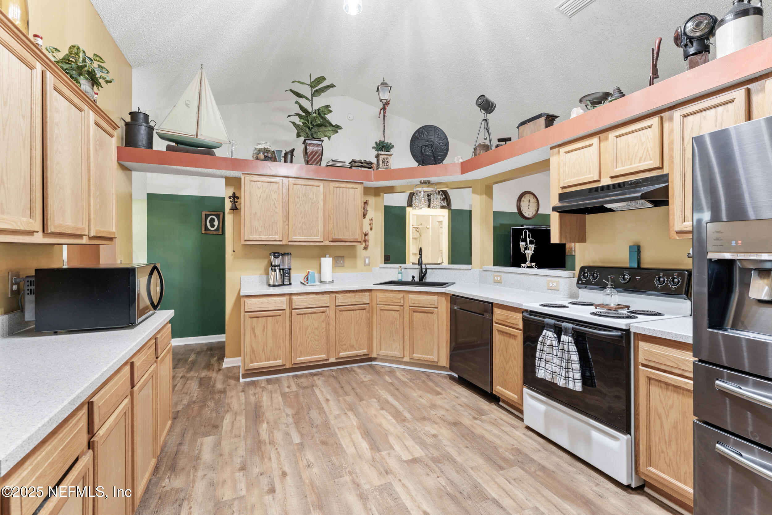 8730 STAR LEAF Road N