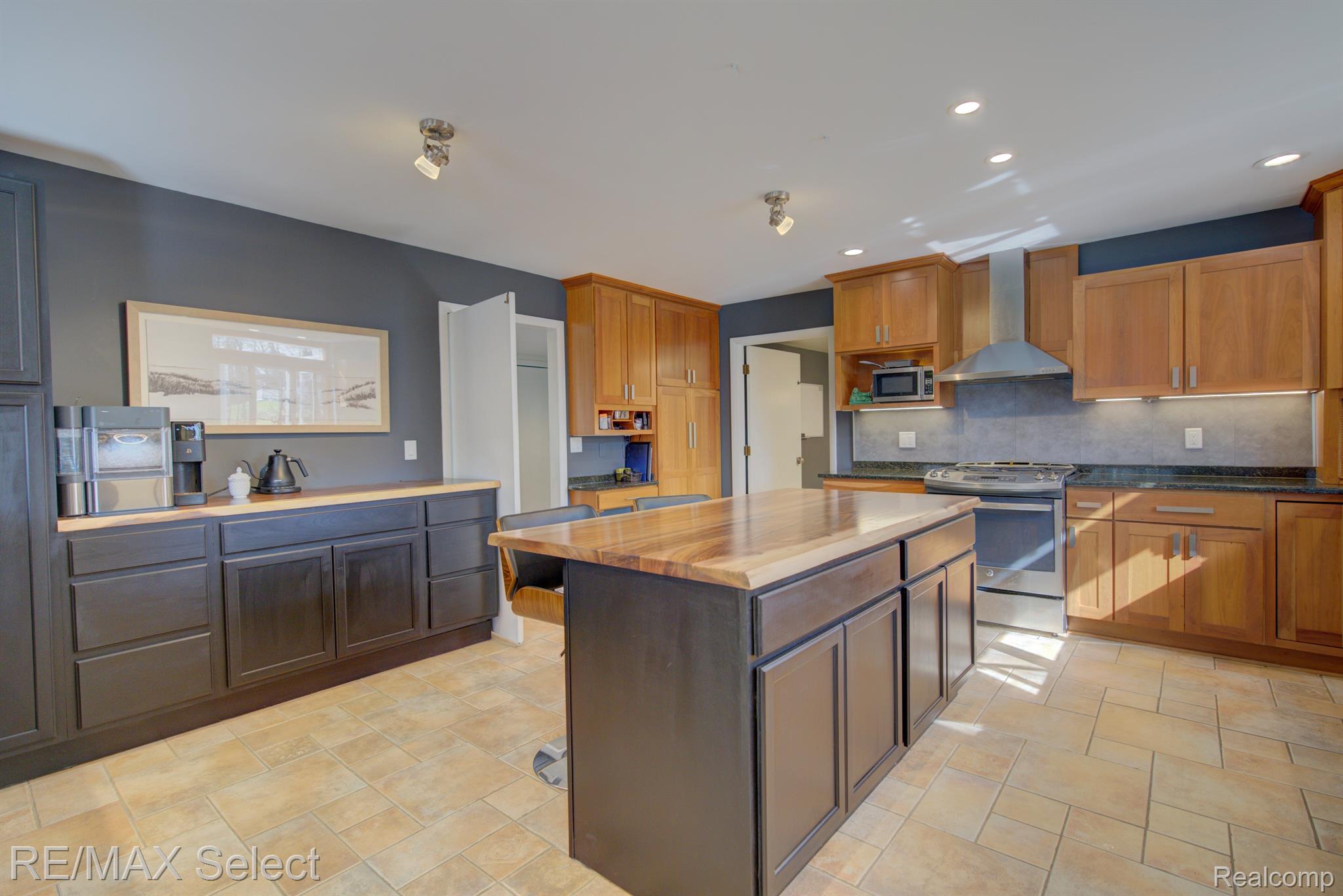 2151 CRESTLINE Drive