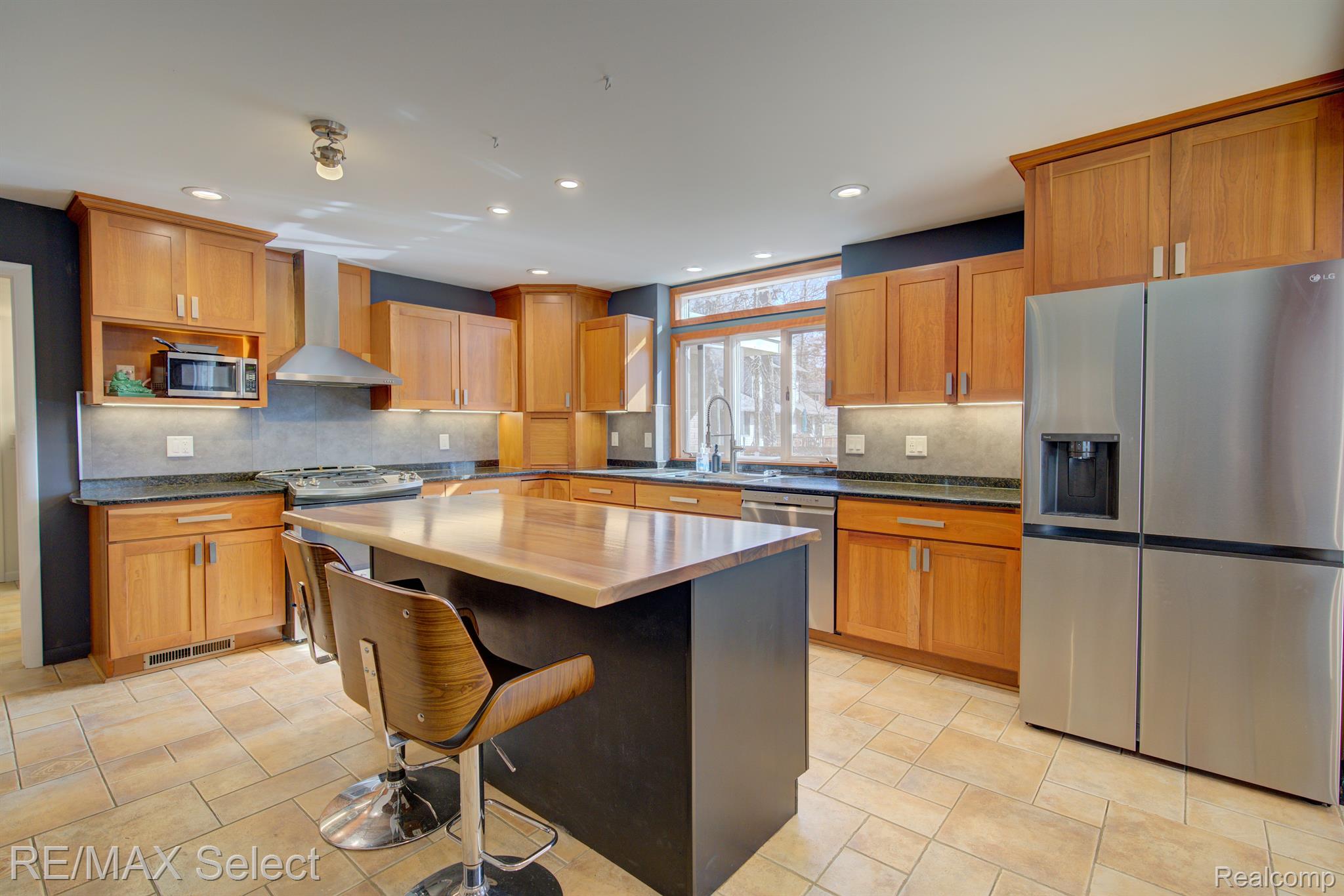2151 CRESTLINE Drive