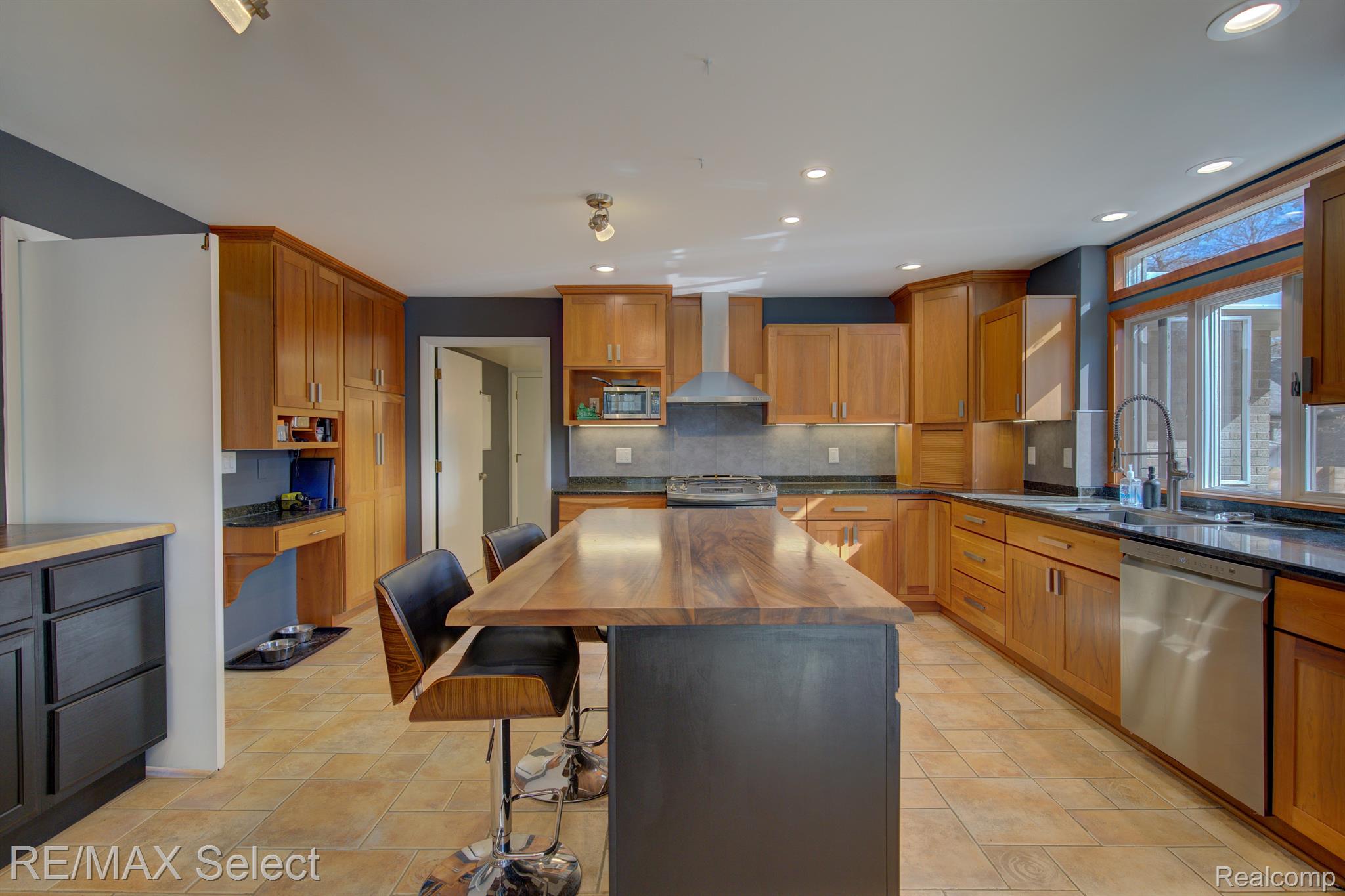 2151 CRESTLINE Drive