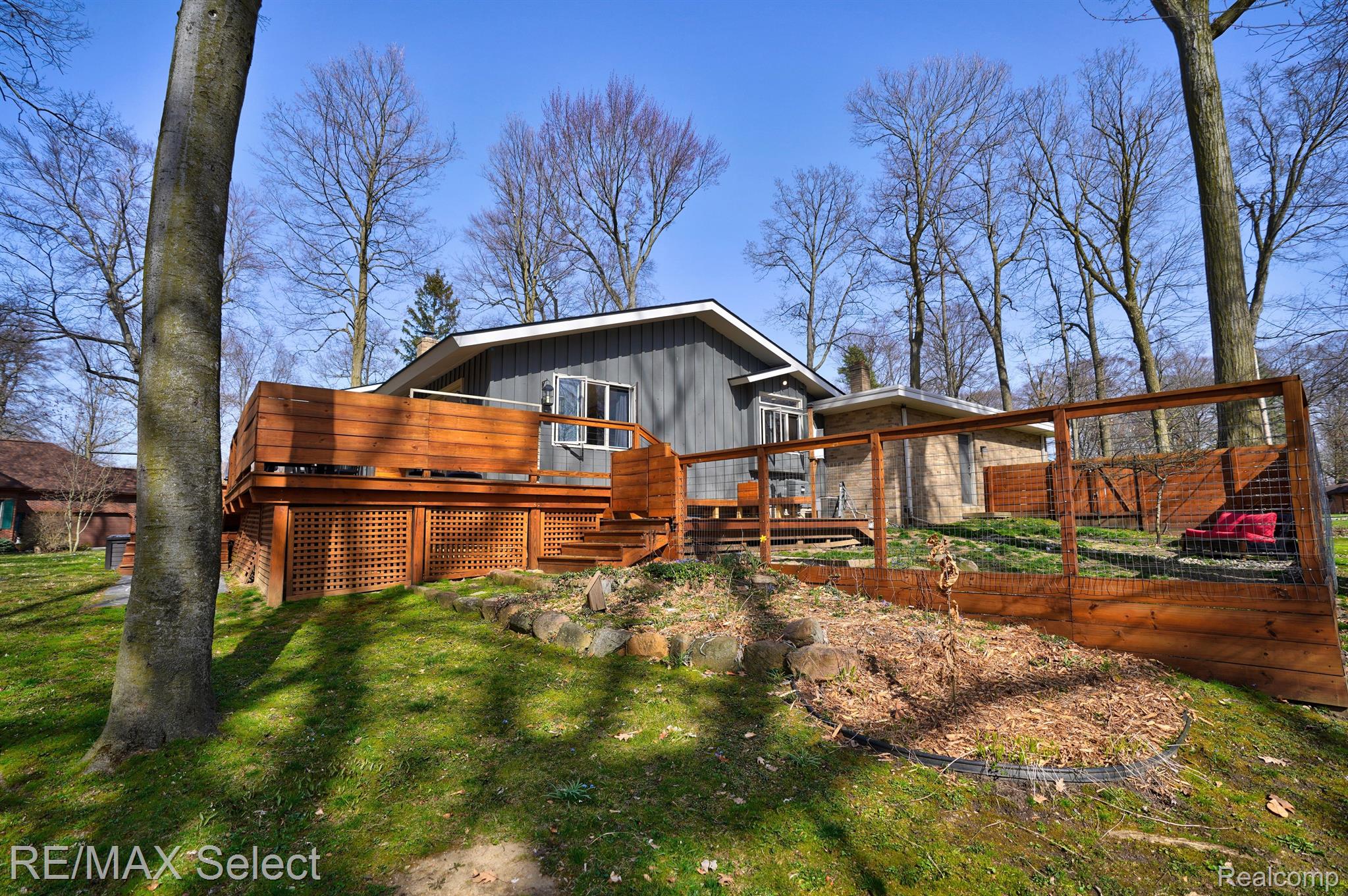 2151 CRESTLINE Drive