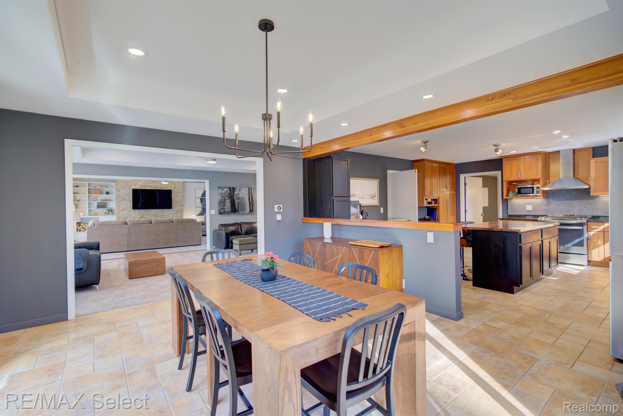 2151 CRESTLINE Drive
