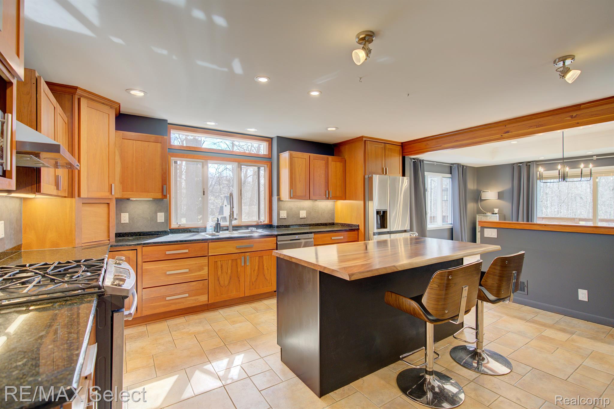 2151 CRESTLINE Drive