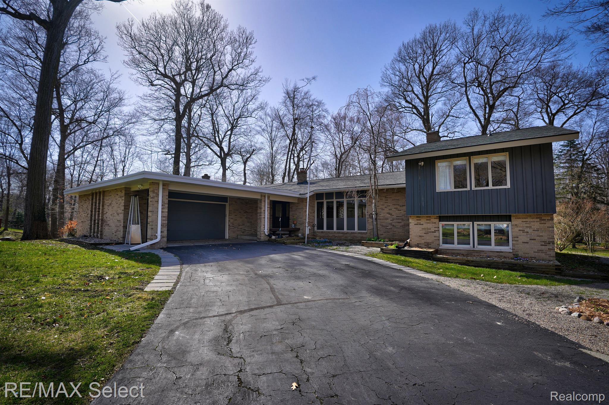 2151 CRESTLINE Drive