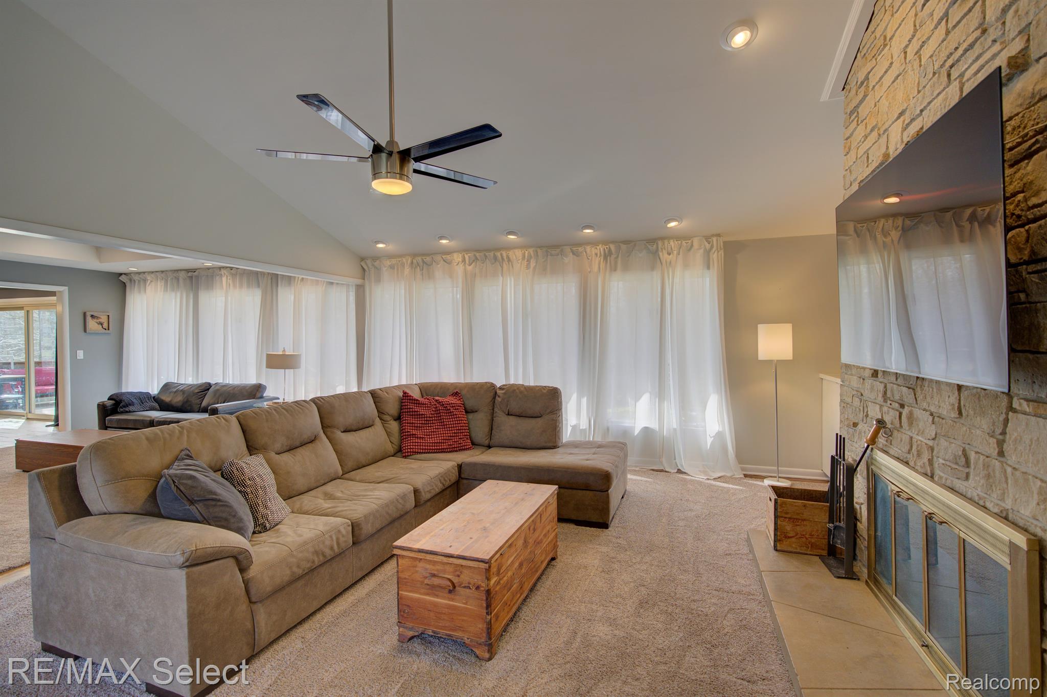 2151 CRESTLINE Drive