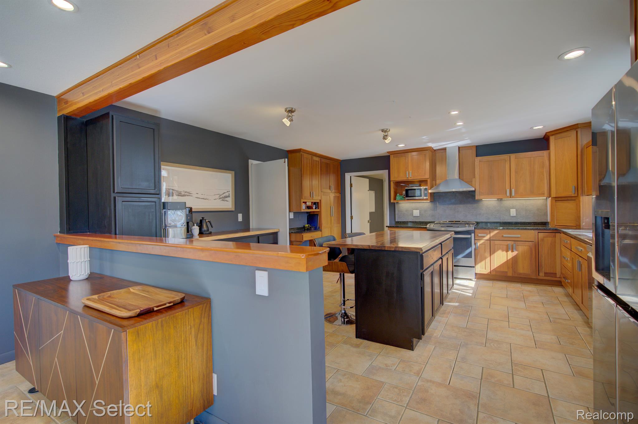 2151 CRESTLINE Drive