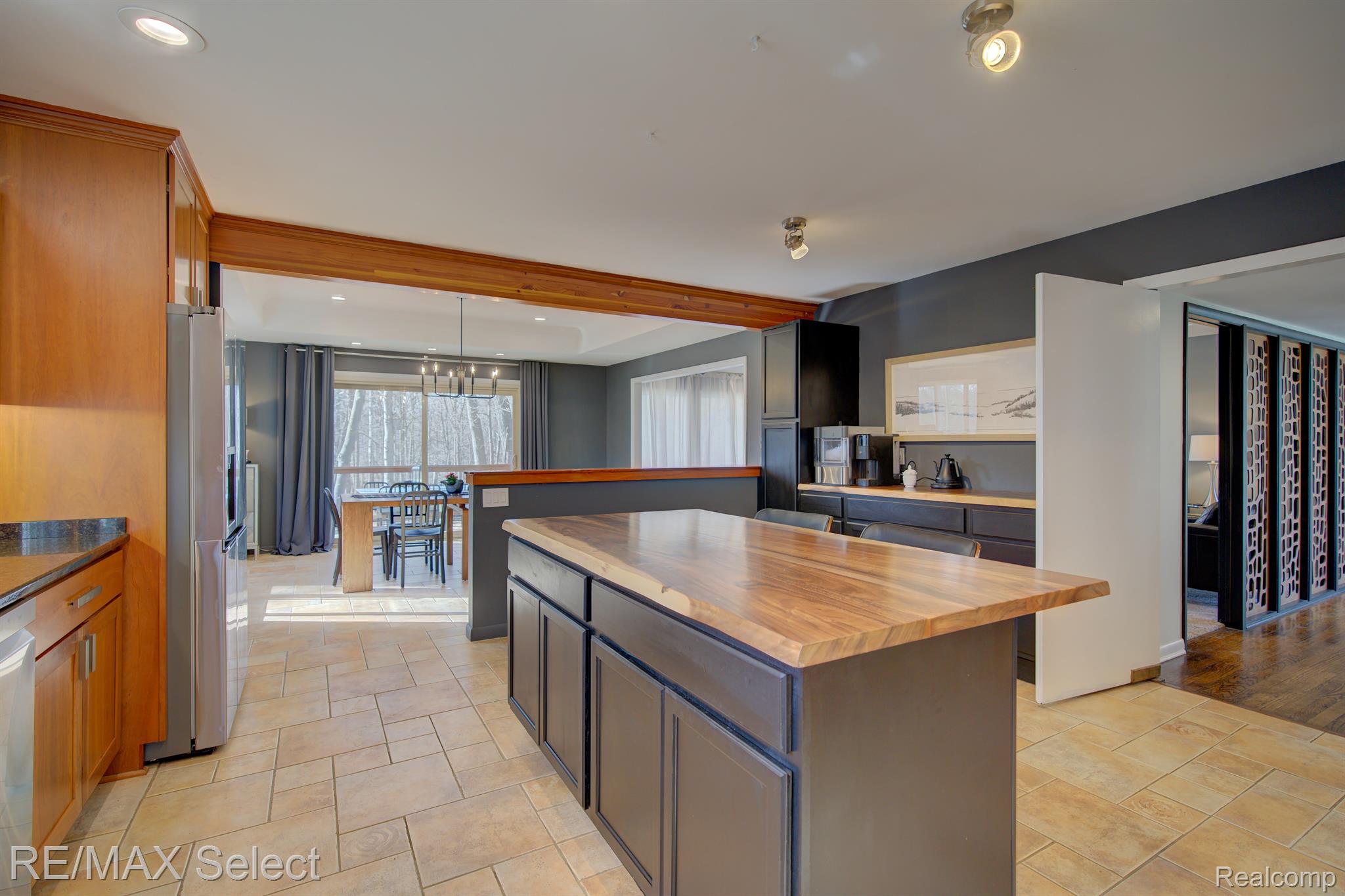 2151 CRESTLINE Drive