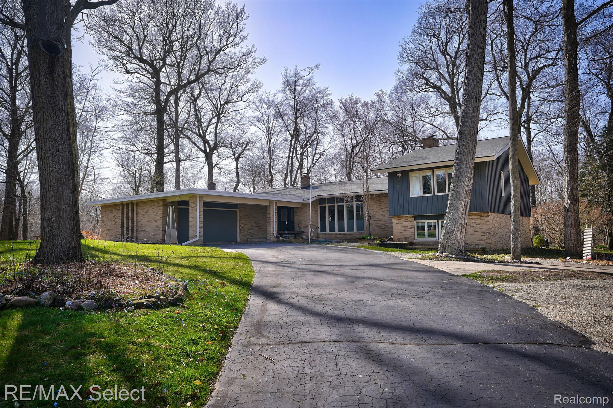 2151 CRESTLINE Drive