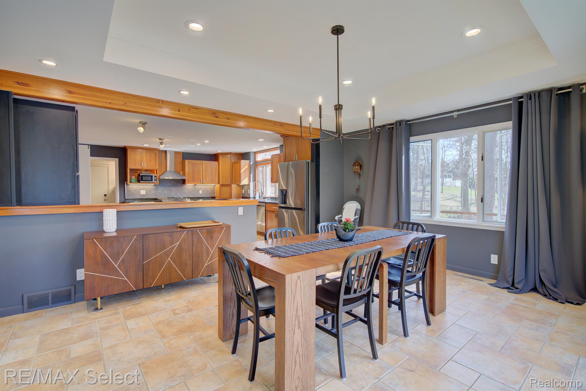 2151 CRESTLINE Drive