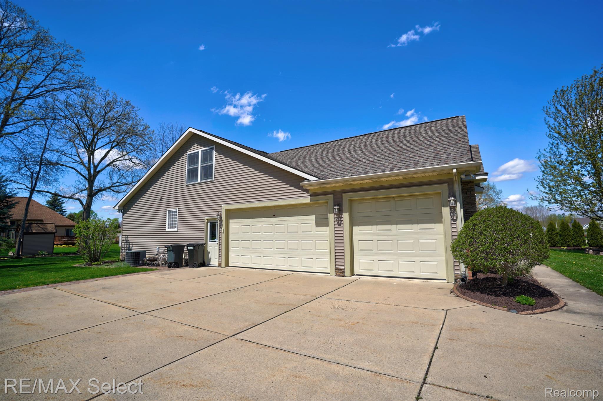 9232 HIDDEN OAKS Drive