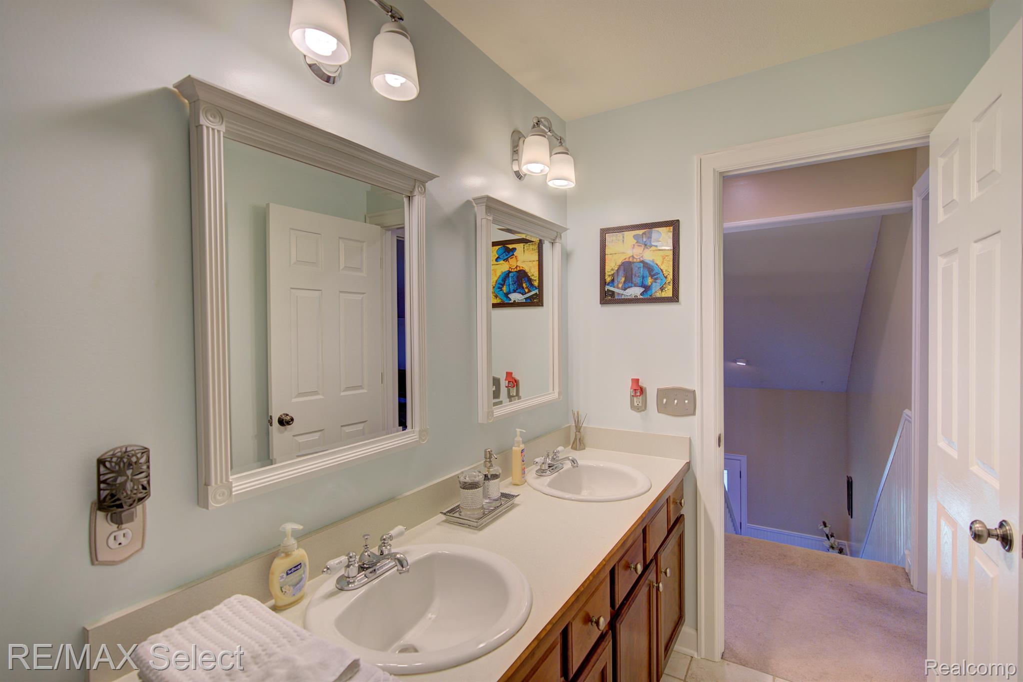 9232 HIDDEN OAKS Drive