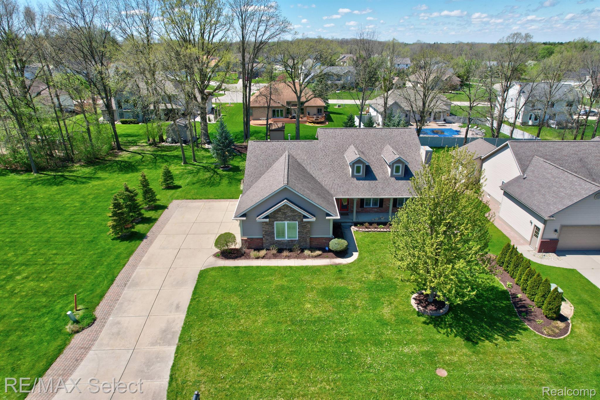 9232 HIDDEN OAKS Drive