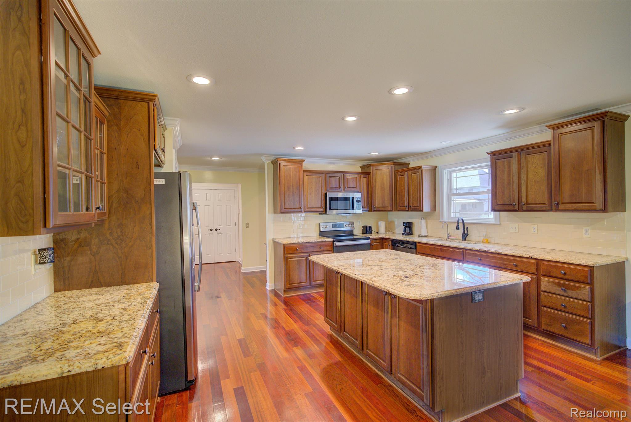 9232 HIDDEN OAKS Drive