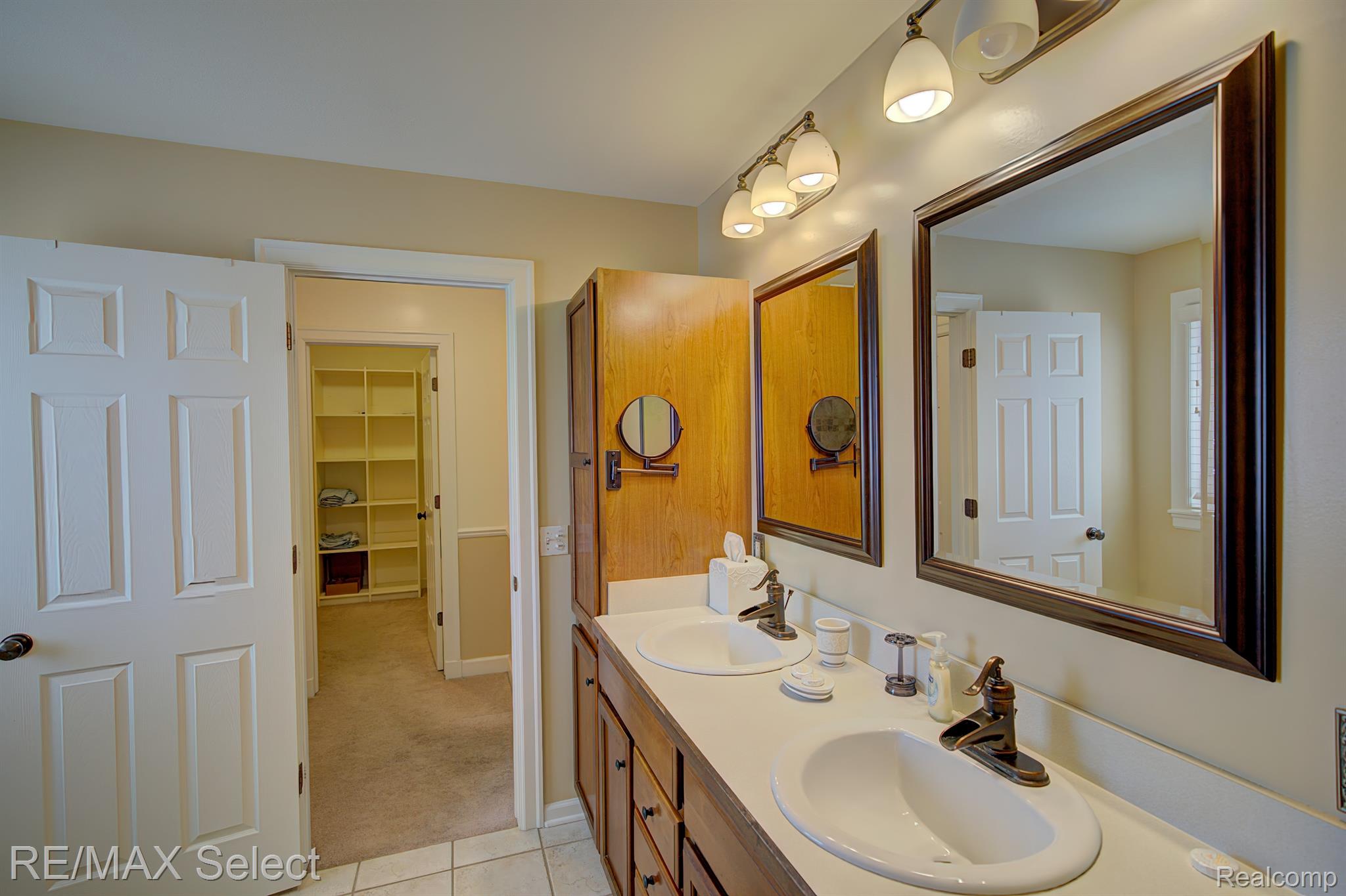 9232 HIDDEN OAKS Drive