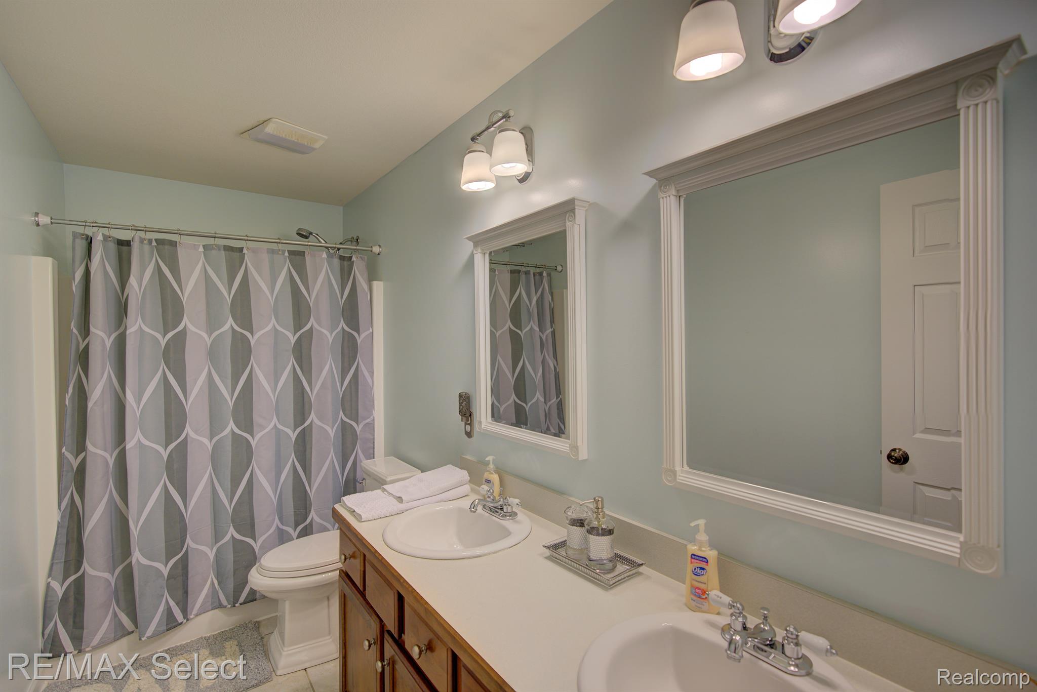 9232 HIDDEN OAKS Drive