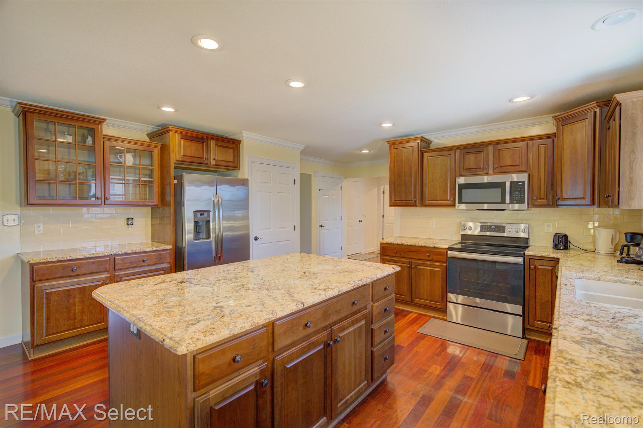 9232 HIDDEN OAKS Drive