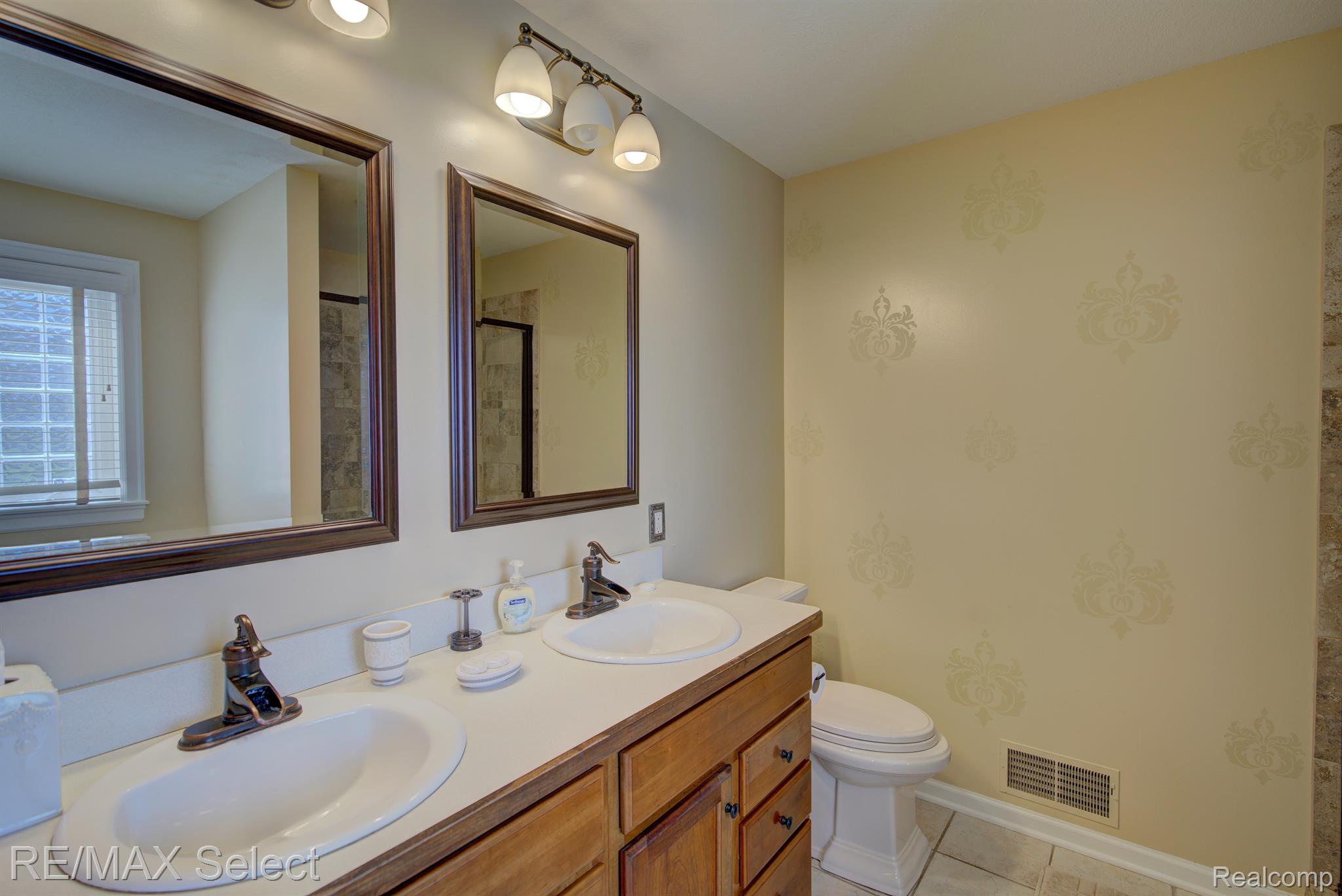 9232 HIDDEN OAKS Drive