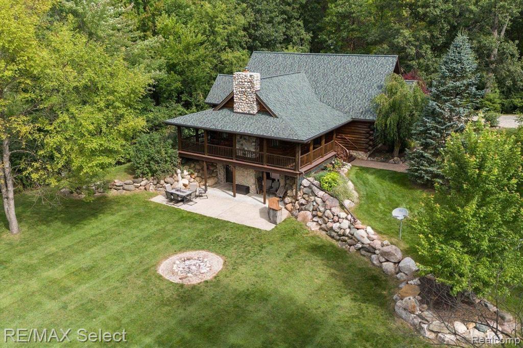 8228 CENTER Road